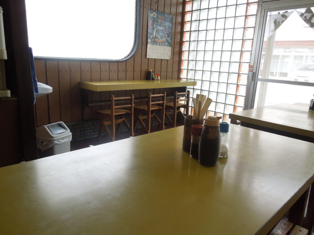 なかみち食堂内観