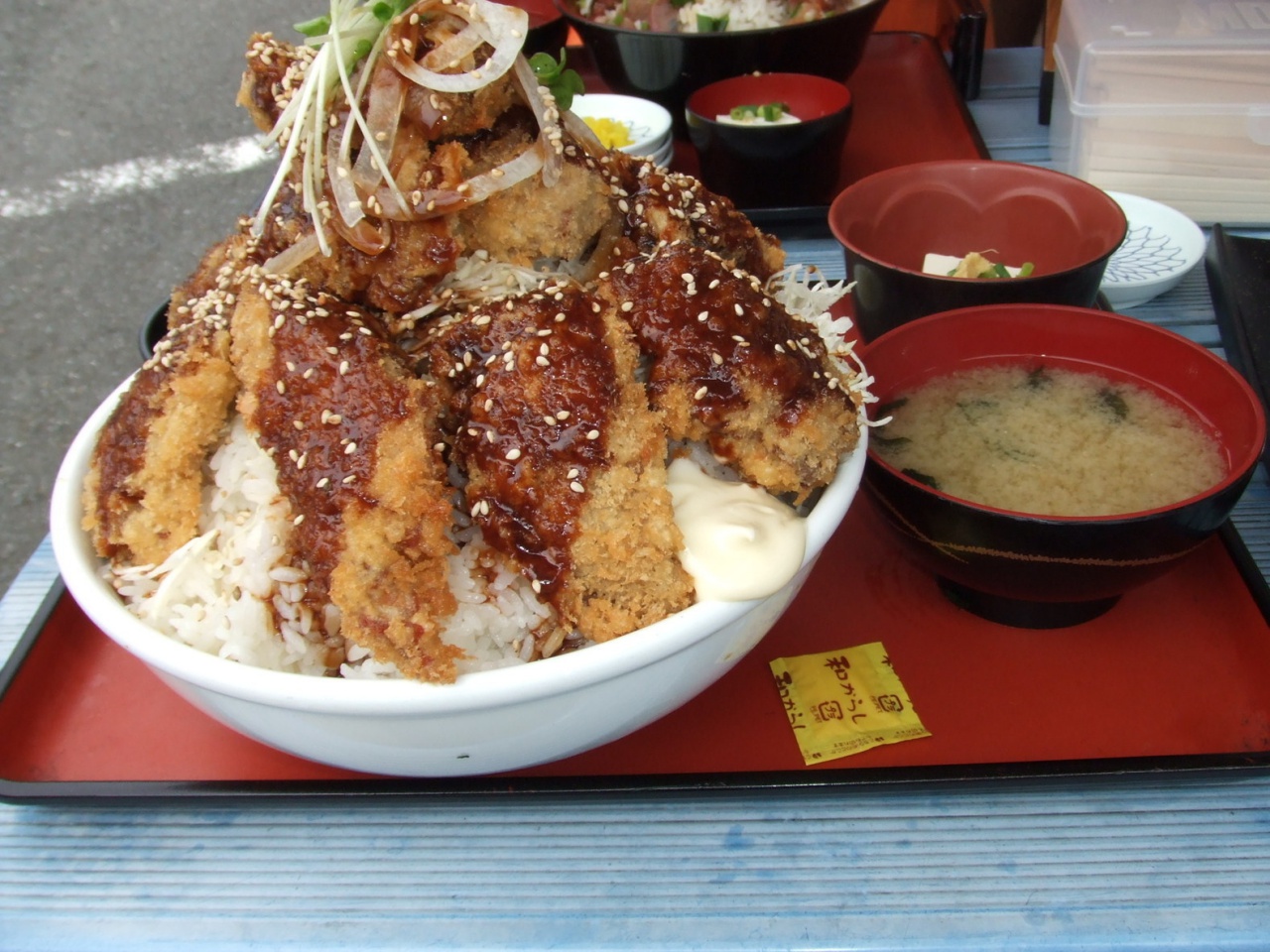 横から見たマグロカツ丼