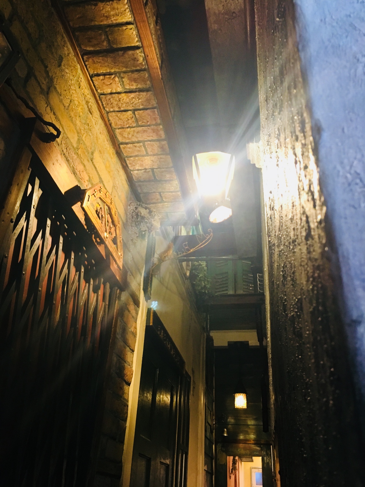 外観のライトがまぶしい