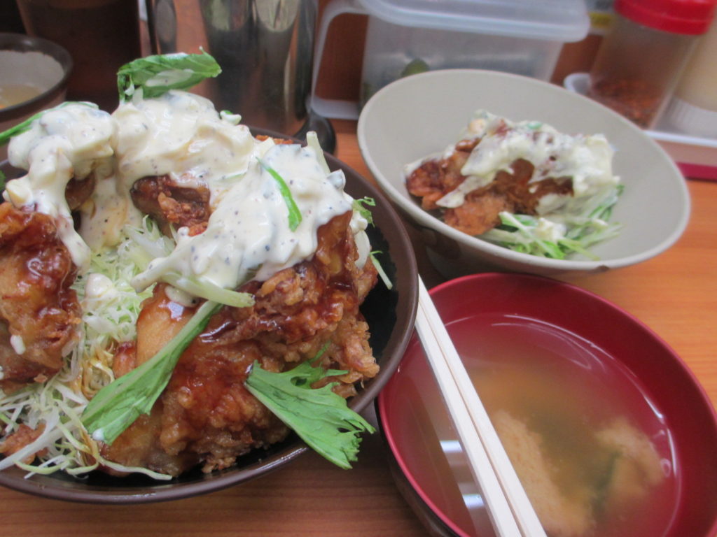 大盛りの唐揚げ丼