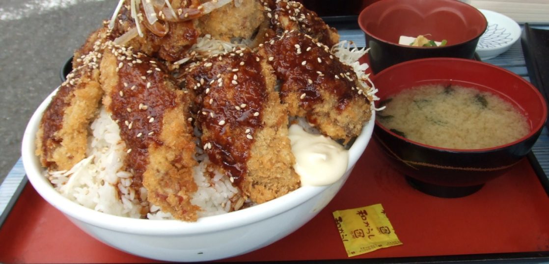 横から見たマグロカツ丼