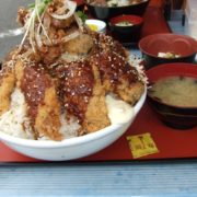 横から見たマグロカツ丼