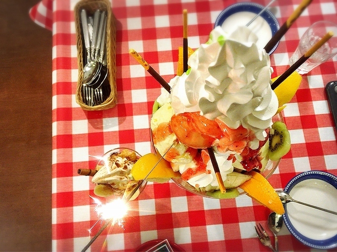 デカ盛りパフェ