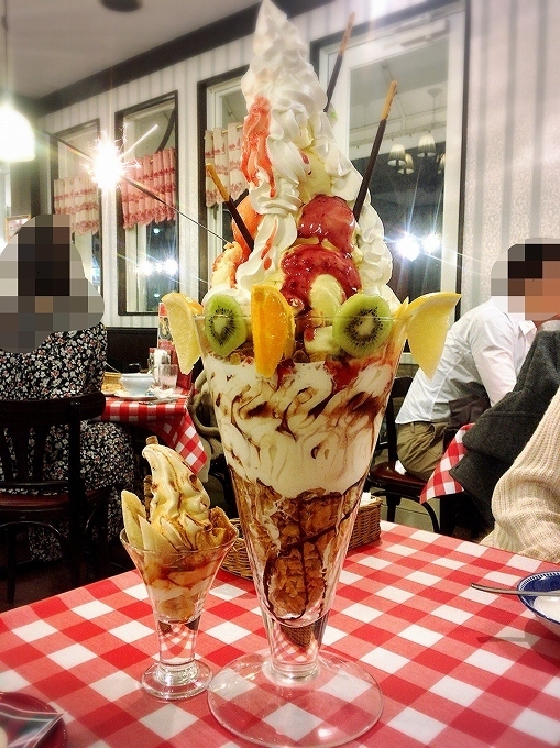 比べているデカ盛りパフェ