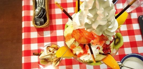 デカ盛りパフェ