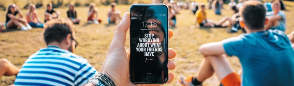 バレないようにスマホをさわる