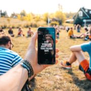 バレないようにスマホをさわる