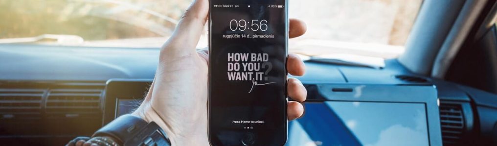 車でスマホする人