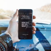 車でスマホする人