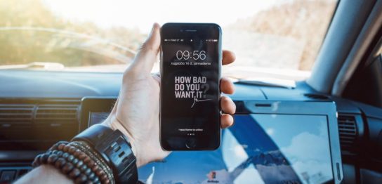 車でスマホする人